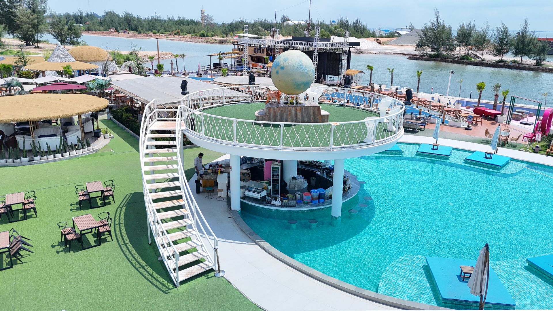 Foto udara area bar bulan dan kolam Blue Fire Beach Club